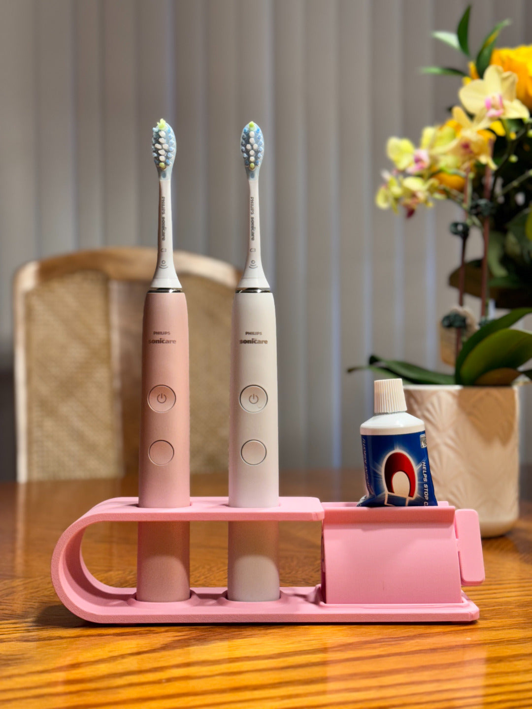 Suport pentru doua periute Philips Sonicare Roz cu dispozitiv de stoarcere a pastei de dinti